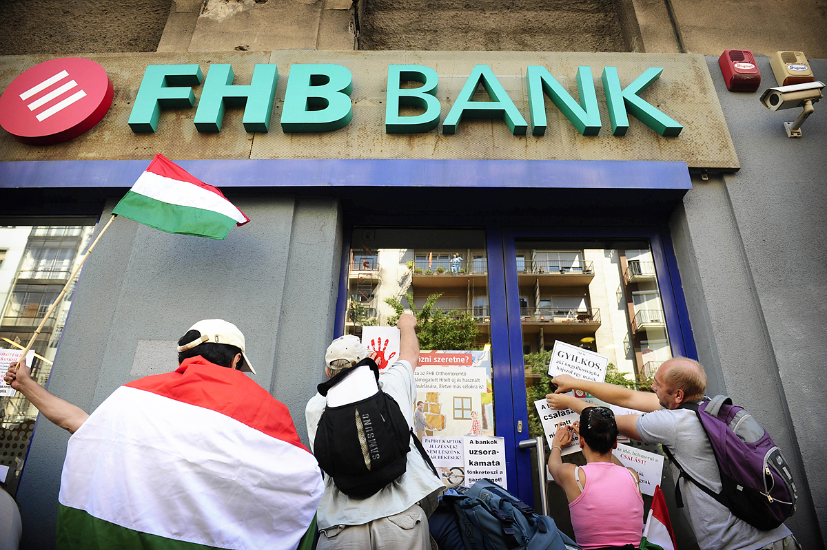 Devizahiteles tüntetők egy bankfiók előtt