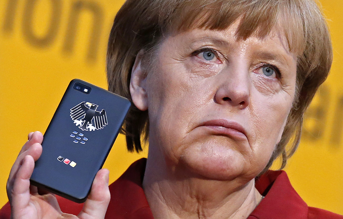 Merkel egy BlackBerryvel. A lehallgatás megviselné a szövetségesi viszonyt