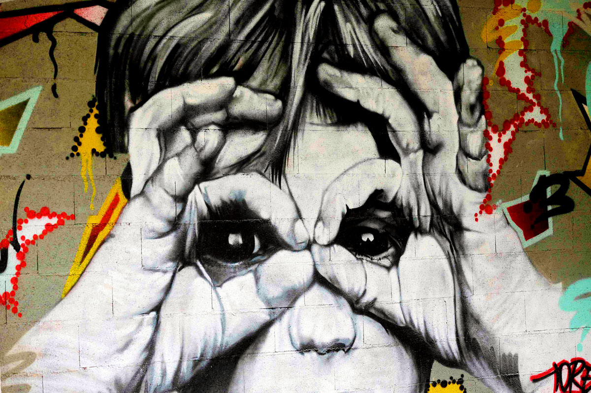 Vigyázz, mert figyelnek! A francia street art művész, Tore alkotása egy párizsi lakótelep falán