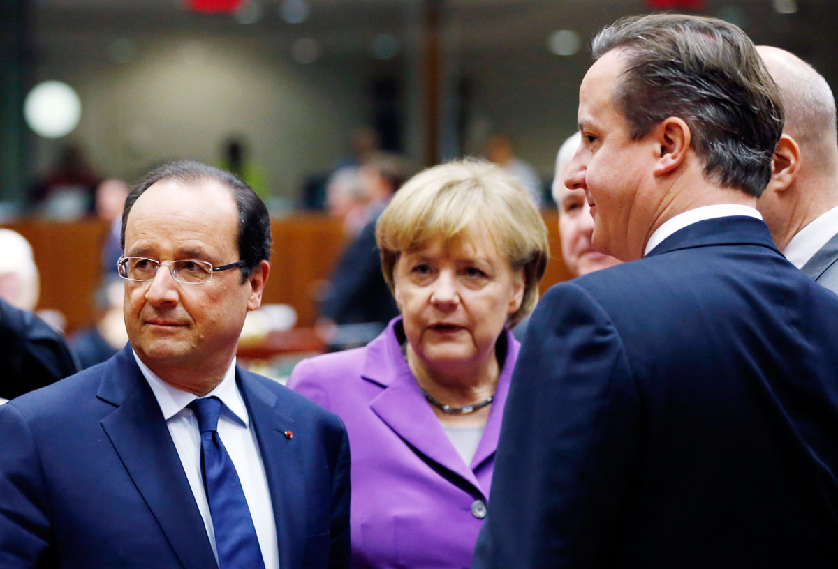 Minden tekintet Amerikára szegeződik. Francois Hollande francia államfő, Angela Merkel német kancellár és David Cameron brit kormányfő (háttal) a brüsszeli EU-csúcson
