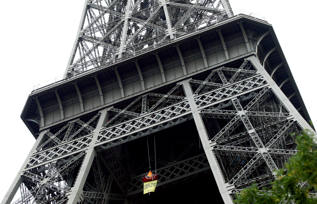 Greenpeace-aktivisták az Eiffel-torony második szintjére felfüggesztett sátorban követelik az Oroszországban bebörtönzött társaik szabadon engedését