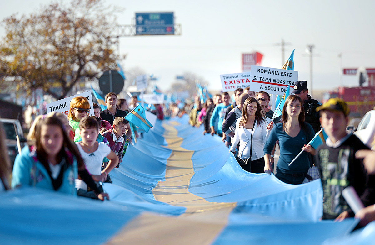 Kétszázötven méter hosszú székely zászló a Réty és Maksa közötti úton októberben, a Székelyek nagy menetelésén. A kormány tart az autonómiatörekvésektől