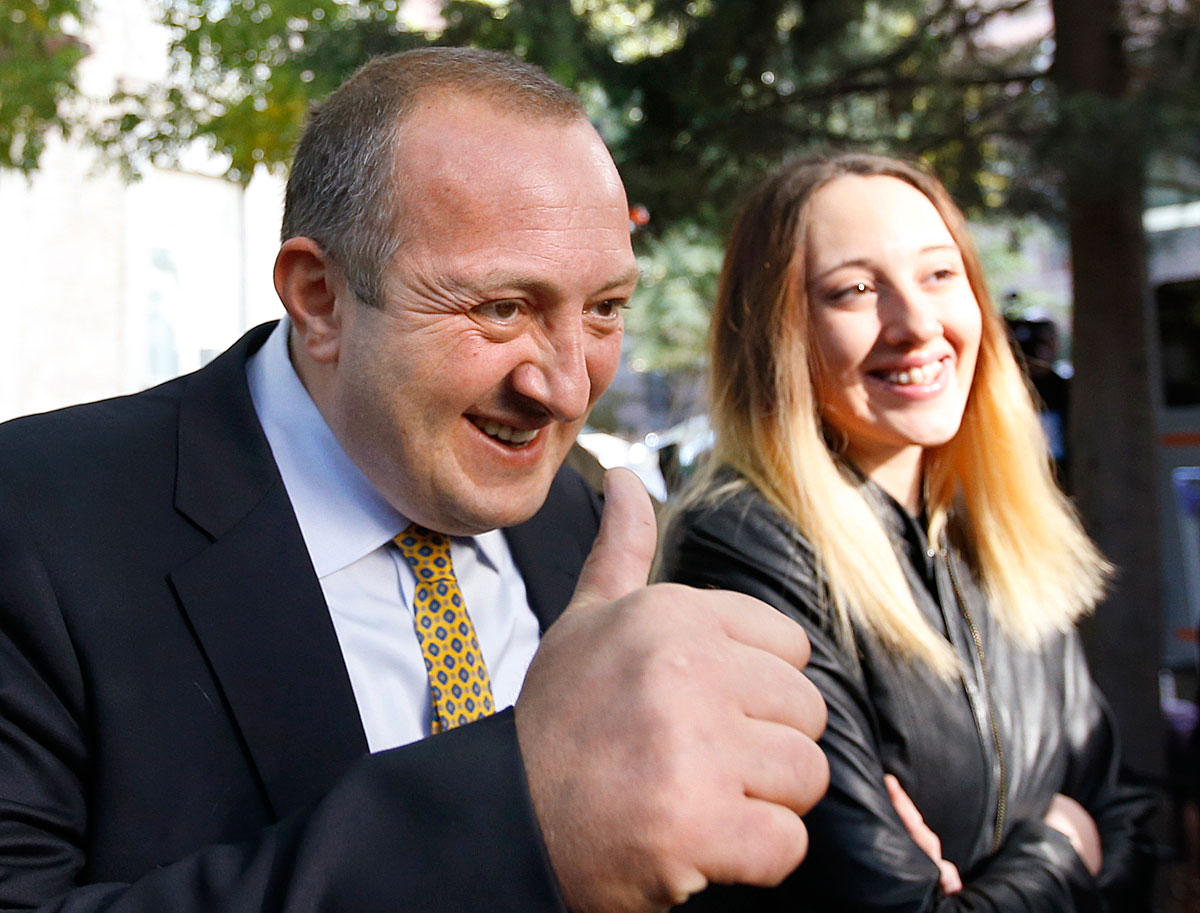 Giorgi Margvelasvili lányával a voksolás napján