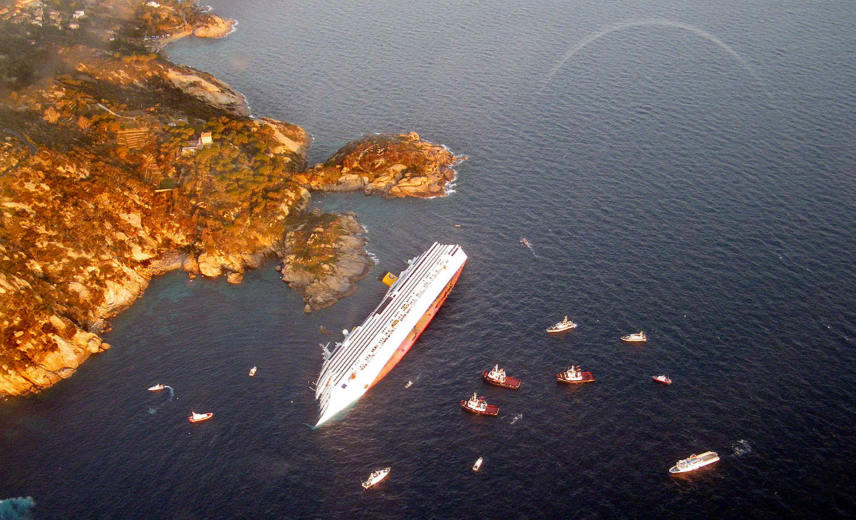 A Costa Concordia homok- és sziklazátonyon feneklett meg, majd dőlt oldalára