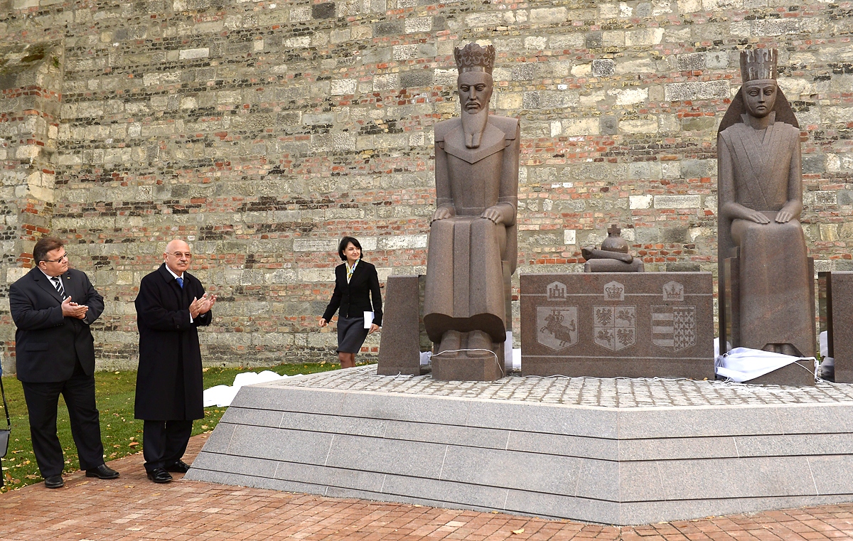 Linas Linkevicius litván külügyminiszter (balra) és Martonyi János Henryka Moscicka-Dendys lengyel helyettes államtitkárral  (jobbra) leleplezi a Jagelló-dinasztiát megalapító II. Ulászló és Hedvig szobrát a budapesti Európa ligetben 2013. október 30