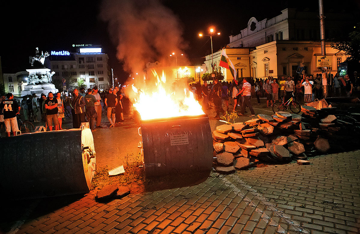 Égő barikád Szófiában a parlament előtt. Az ellenzék gyors győzelmet kovácsolna