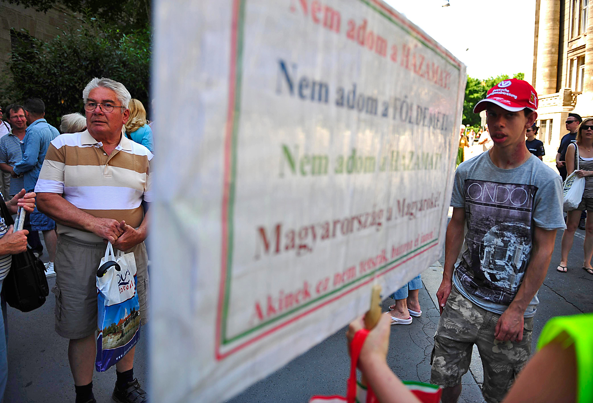 Devizahitelesek tüntetnek Budapesten. A kabinet jogi megoldásban gondolkodik?