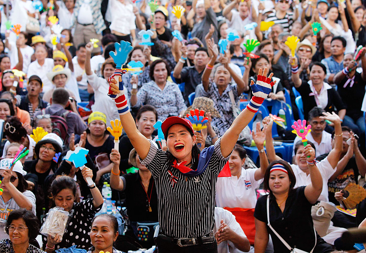 Thakszin Sinavatra exminiszterelnök visszatérése ellen tüntetnek Bangkokban