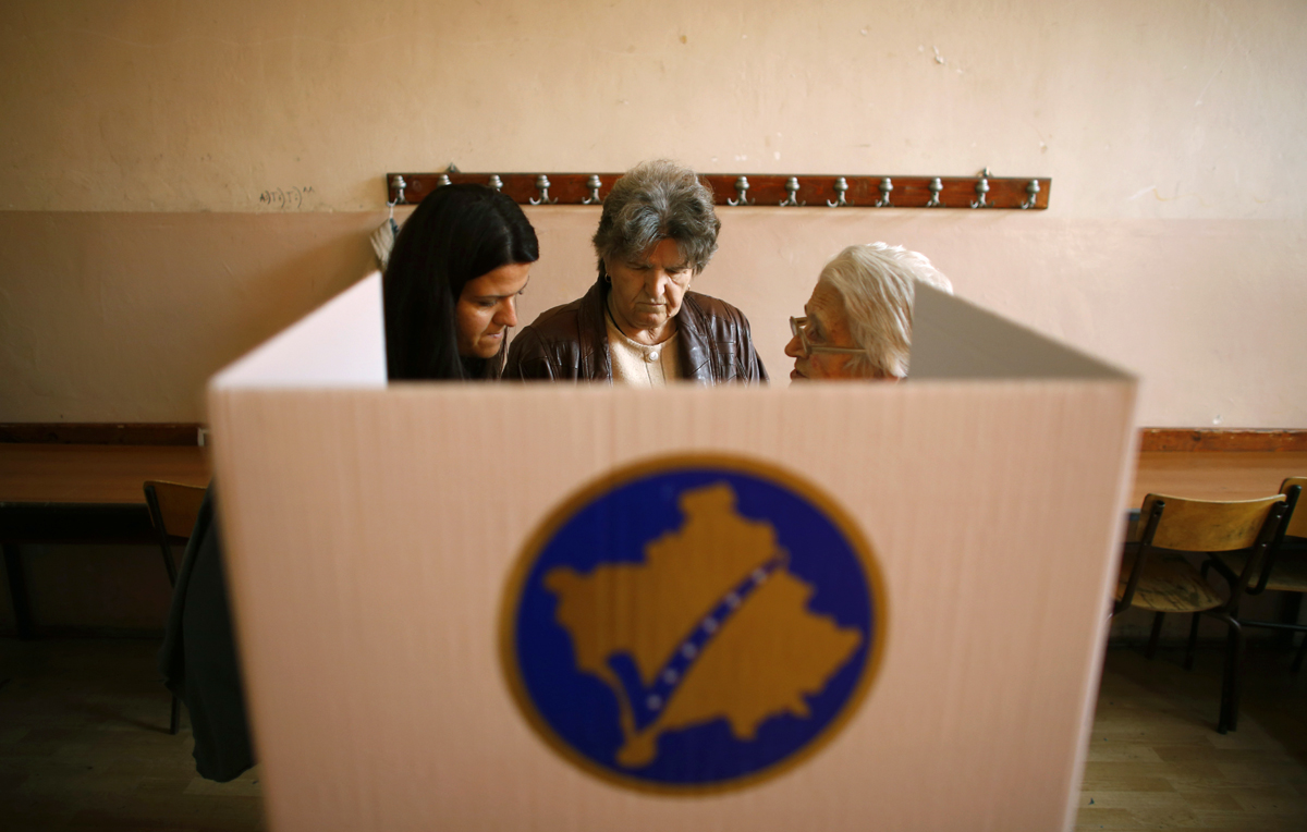 Koszovói szerb asszonyok szavaznak Mitrovicában
