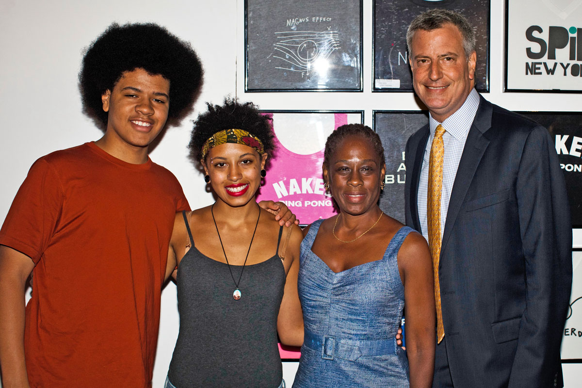 Bill de Blasio (jobbra), a felesége, Chirlane McCray, valamint Chiara lánya és Dante fia