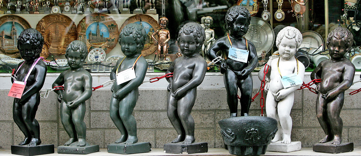 A pisilő kisfiú, a Manneken Pis szobrát árulják Brüsszelben. Nem mindegy, mennyi vizet fogyaszt