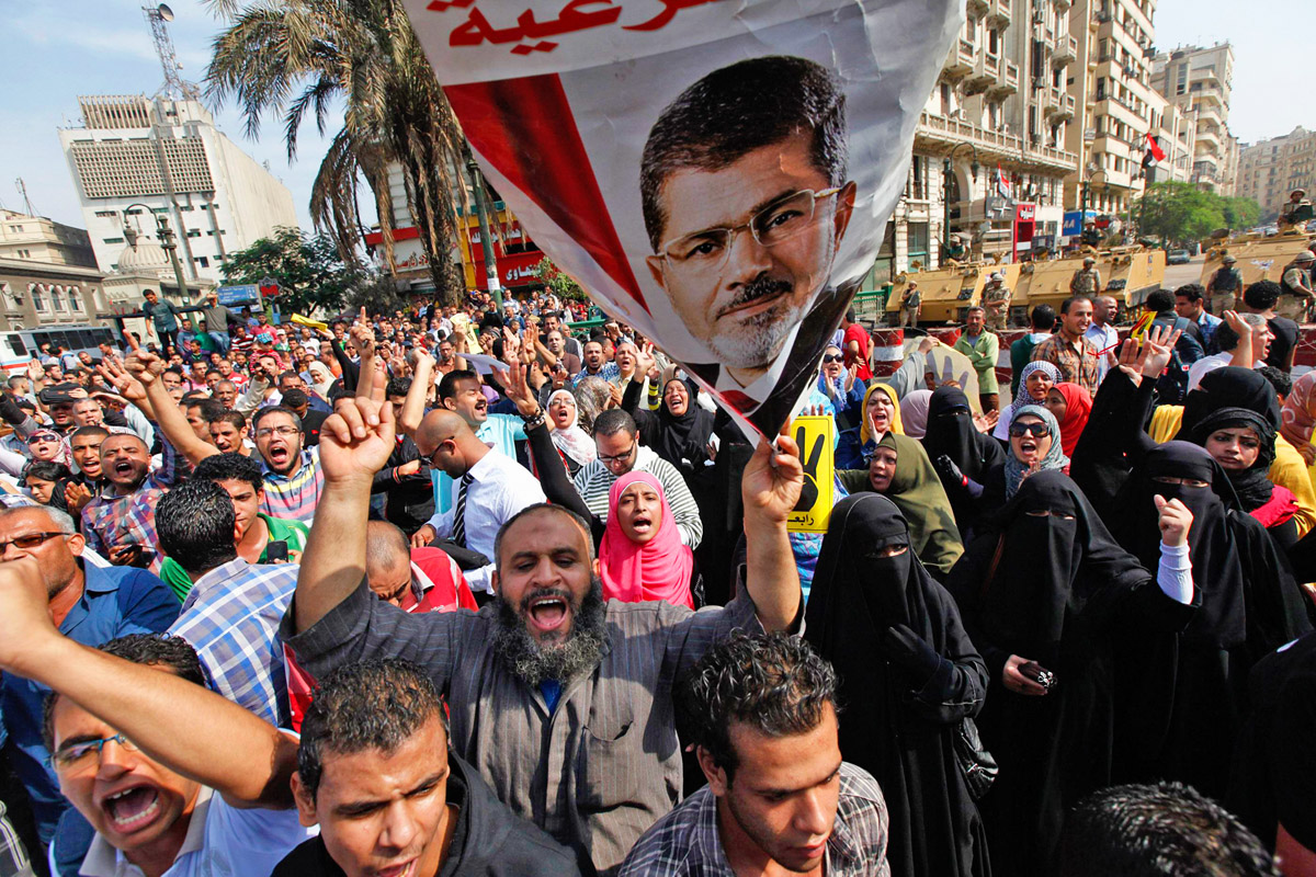 Mohamed Murszi támogatói az „egyetlen legitim elnök” mellett és a katonaság ellen tüntettek tegnap Kairóban