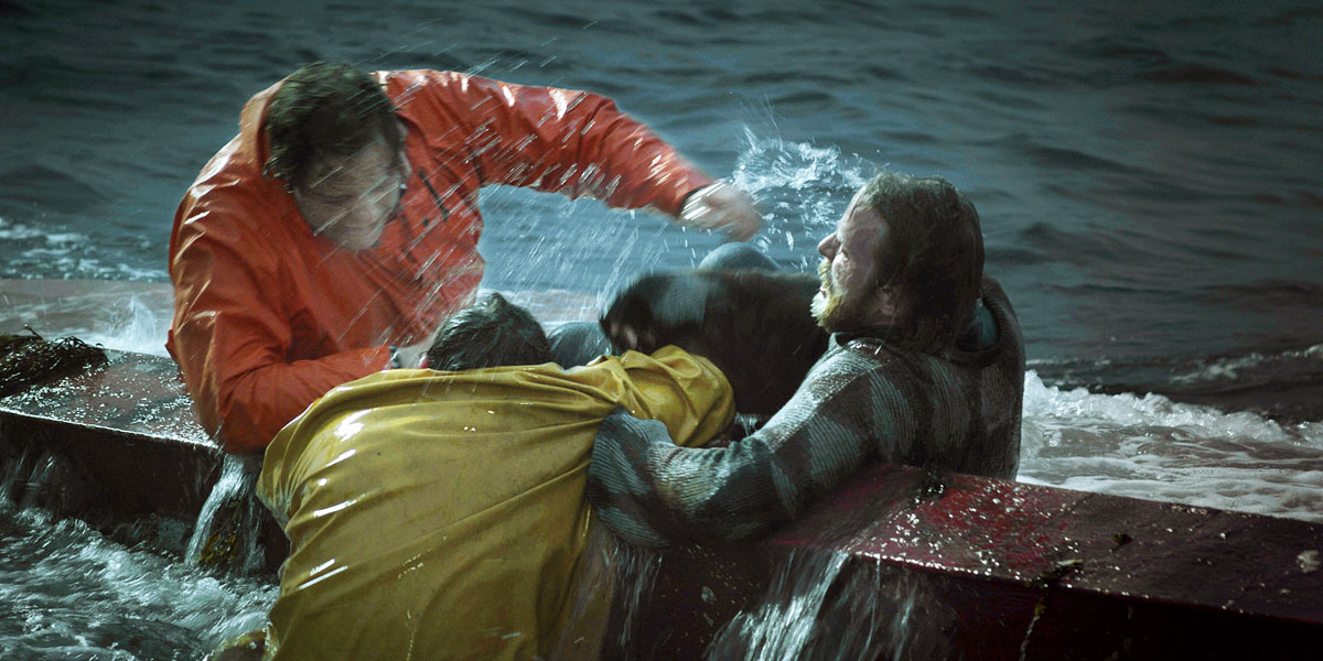 Százhúsz kilós, kedvesen bamba arcú színész jeges vízben küzd a túlélésért