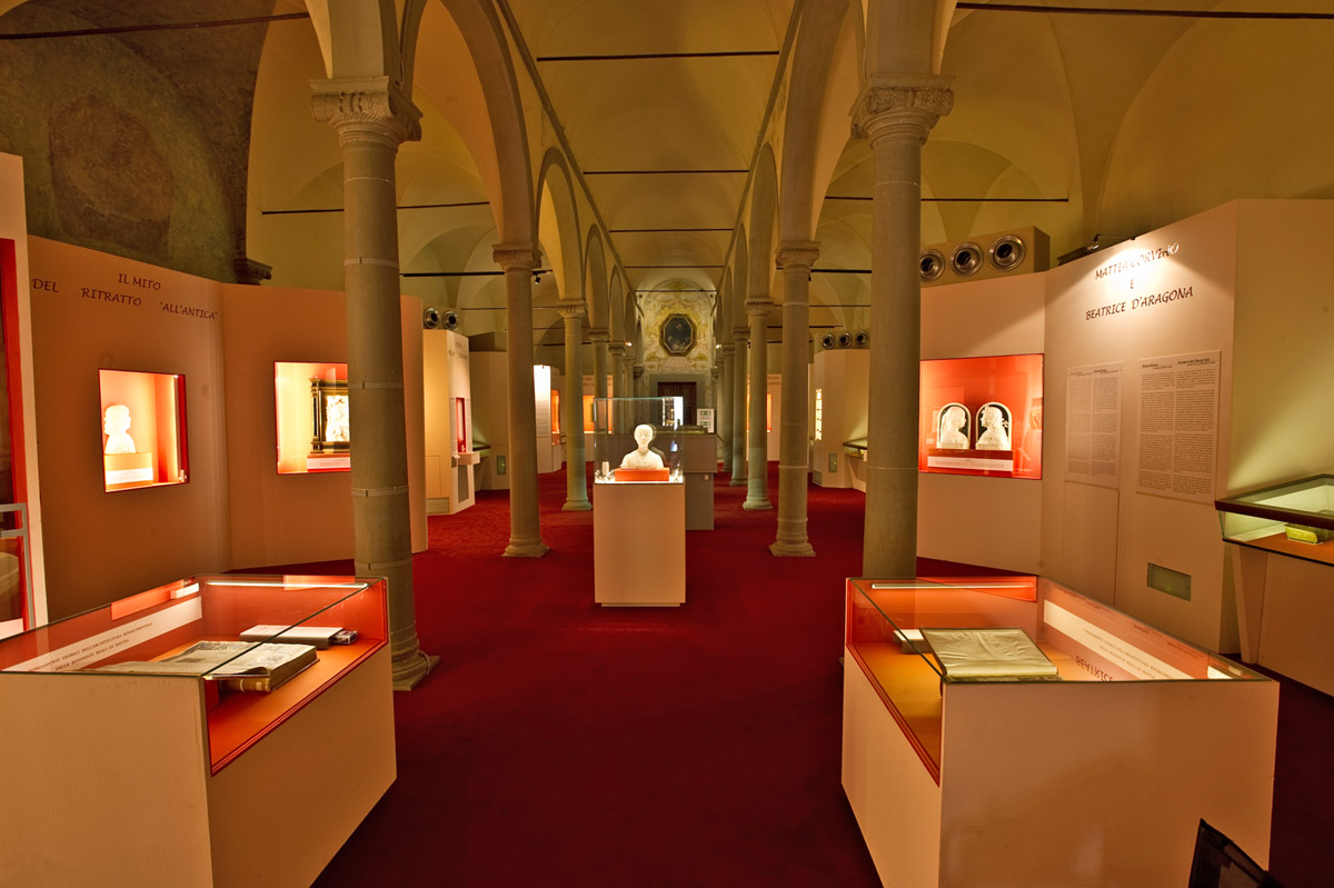A kiállítás a San Marco kolostor könyvtárában, jobbra Beatrix és Mátyás reliefje
