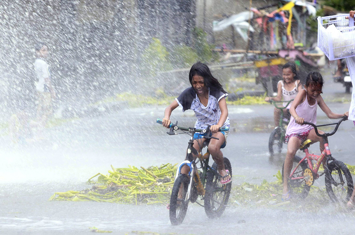 Óránként 320 kilométeres sebességgel tomboló viharral megérkezett a szupertájfun a Fülöp-szigetekre