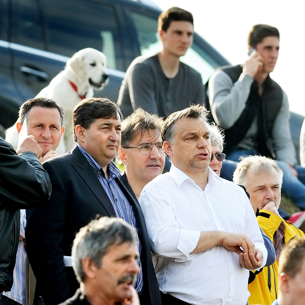 A felcsúti pályán: Orbán Viktor jobbján Mészáros Lőrinc, társaságukban Eperjes Károly és Hernádi Zsolt