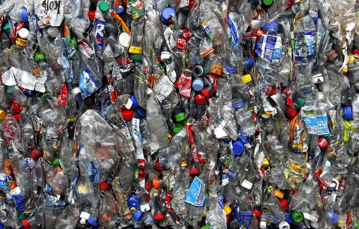 Összepréselt műanyag palackok