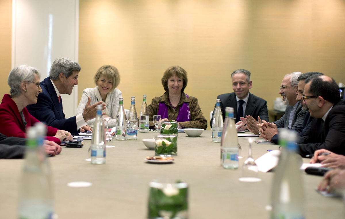 A hangulat megfelelő: John Kerry amerikai és Mohamad Dzsavad Zarif iráni külügyminiszterek mosolyogva gesztikulálnak egymás felé