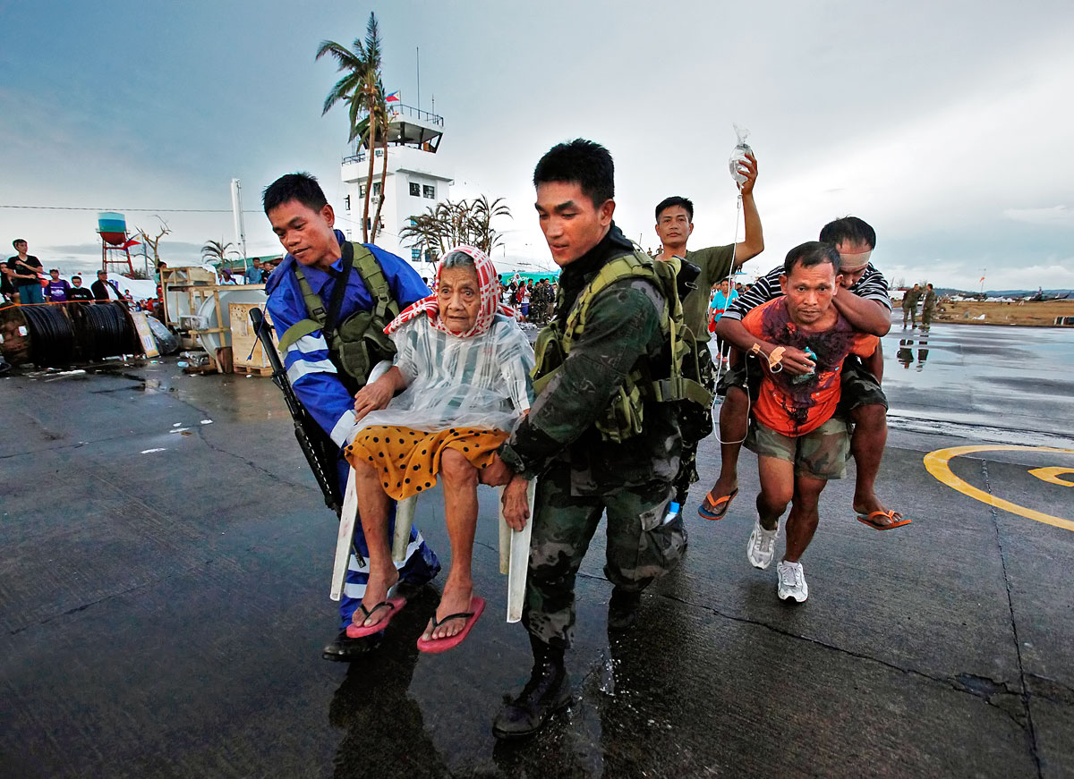 Fülöp-szigeteki katonák segítenek a taclobani lakosok kimenekítésében