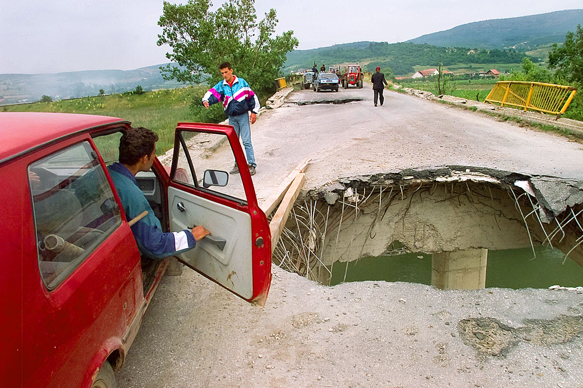 A koszovói Beli Drim folyó amerikaiak által lebombázott hídja 1999-ben