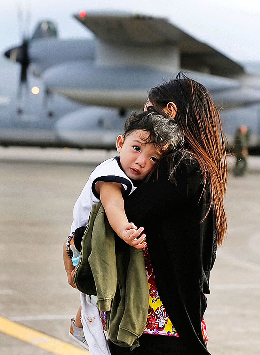 Az amerikai légierő által Taclobanból kimenekített túlélők a manilai repülőtéren