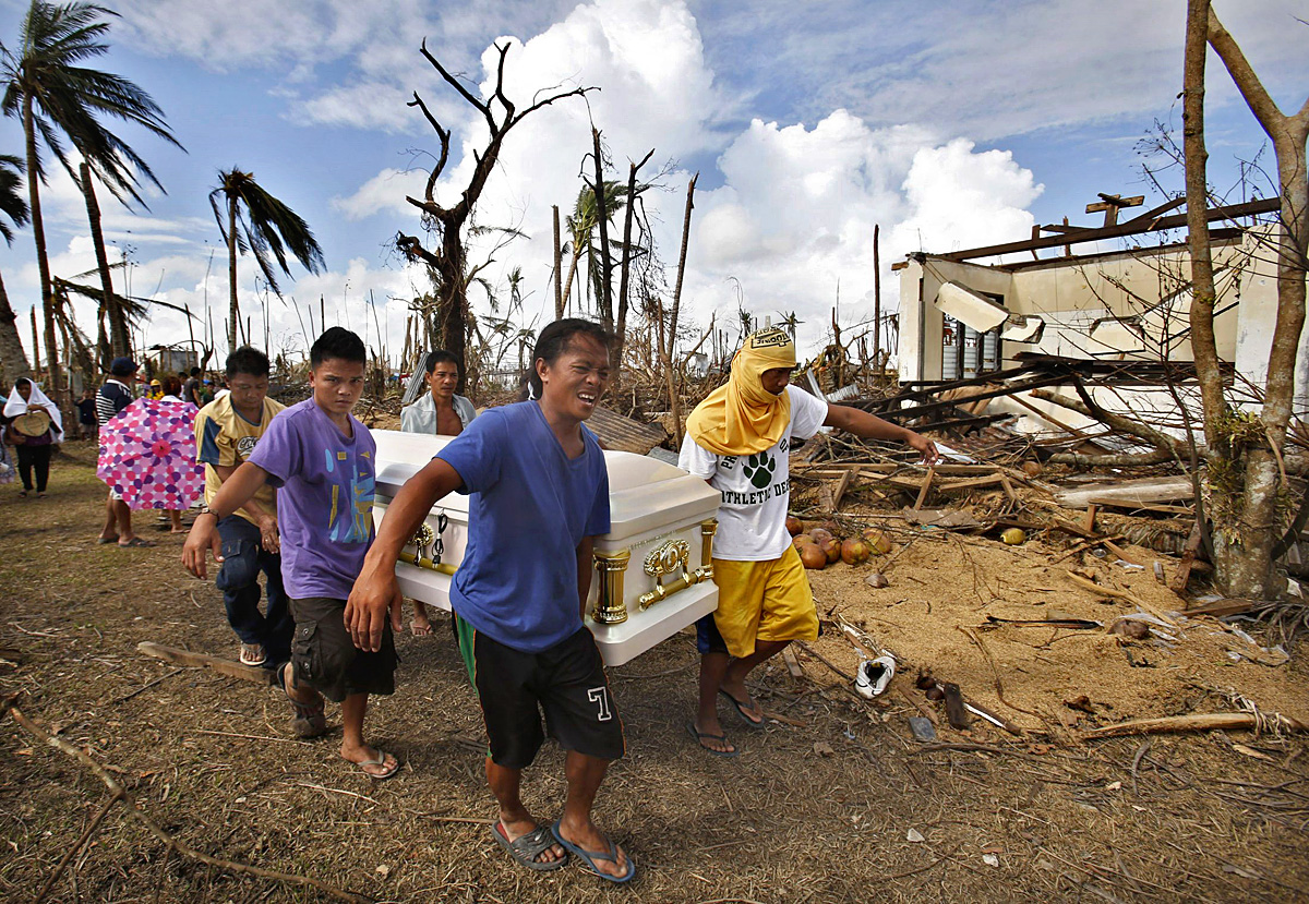 Hozzátartozók a Haiyan eegyik áldozatával a leytei Tanauanban