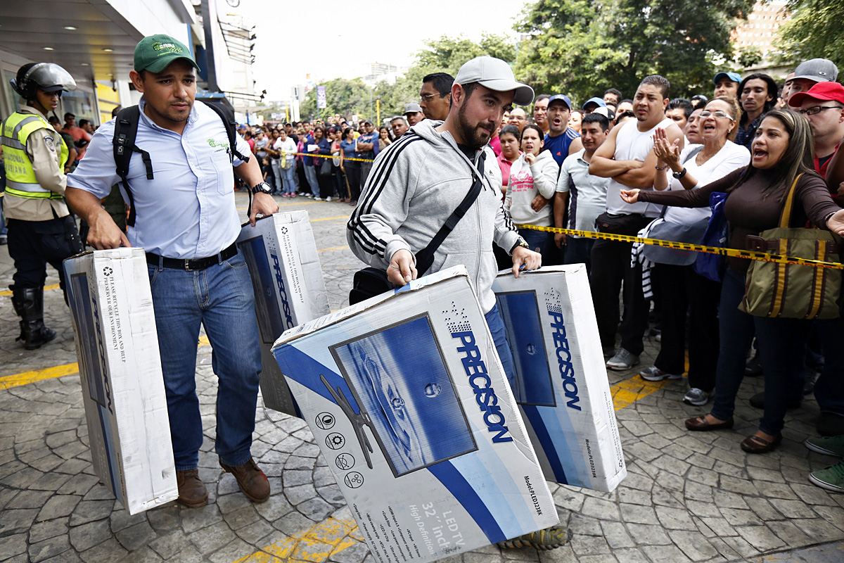 Többnapos sorbanállás után juthatnak hozzá az olcsó elektronikai árukhoz Venezuelában