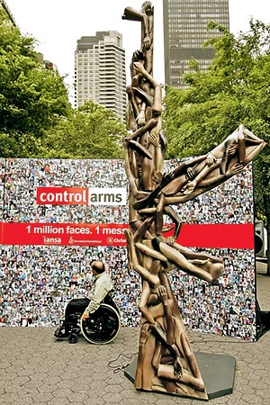 Művégtagokból épített Kalasnyikov-szobor a New York-i ENSZ-székháznál 2006-ban
