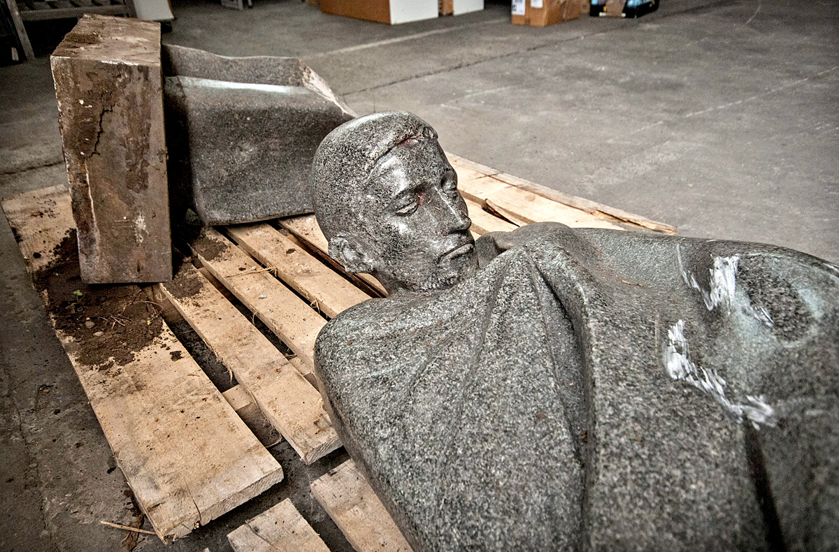 Radnóti Miklós összetört szobra a győri városüzemeltetési társaság telephelyének raktárában 2013. november 18-án