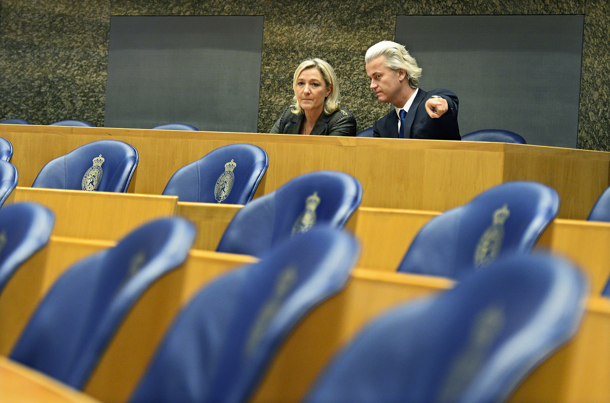 Geert Wilders megmutatja a holland parlament üléstermét Marine Le Pen francia szélsőjobbos vezérnek