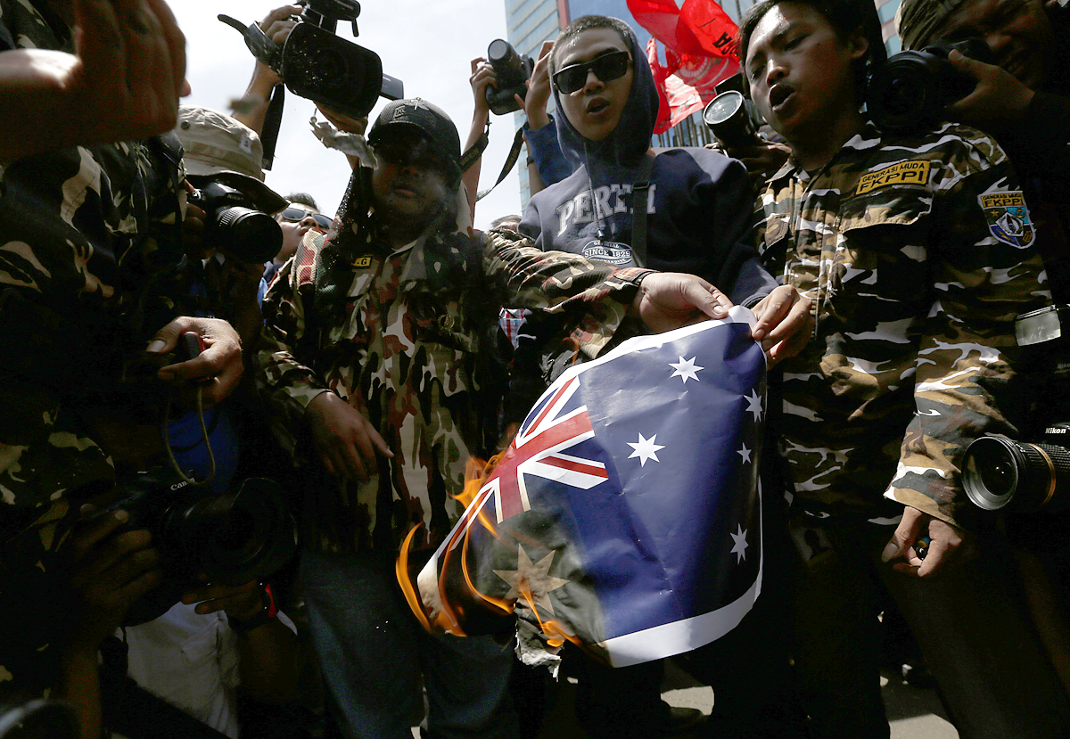 Égett ausztrál zászló a jakartai nagykövetség előtti tüntetéseken is