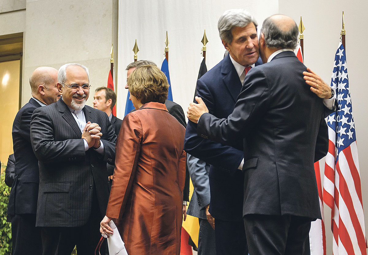 Mohamad Dzsavad Zarif iráni külügyminiszter Catherine Ashtonnal, az Európai Unió külpolitikai főképviselőjével örül, John Kerry amerikai külügyminiszter pedig francia kollégáját, Laurent Fabiust üdvözli Genfben