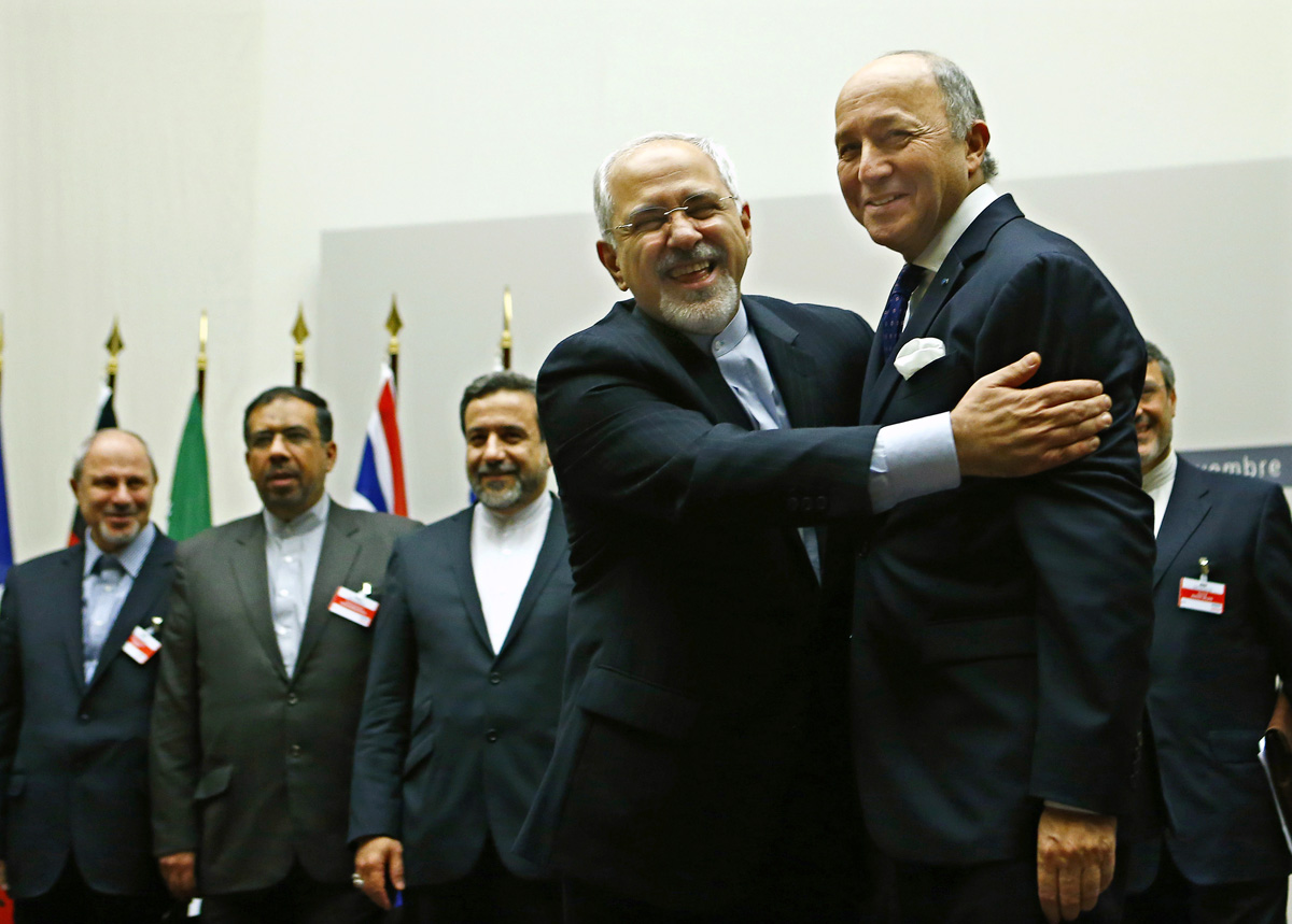 Dzsavad Zafari iráni külügyminiszter átöleli francia kollégáját, Laurent Fabius-t