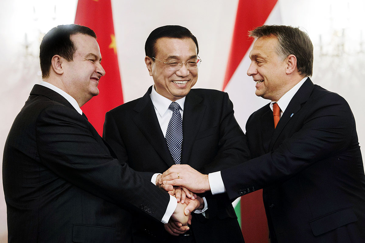Arccal a vasút felé: Ivica Dacsics szerb, Li Ko-csiang kínai és Orbán Viktor magyar kormányfő tegnap Bukarestben