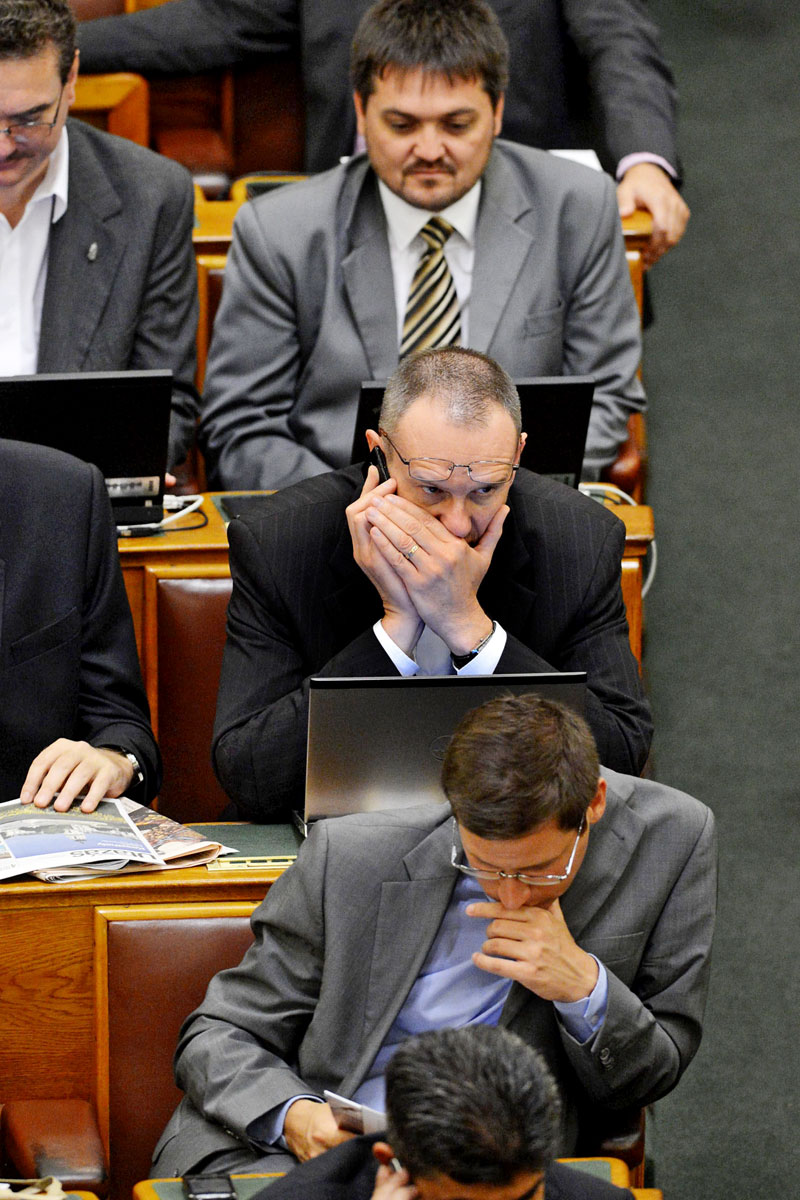 Zsigó Róbert (középen) a parlamentben