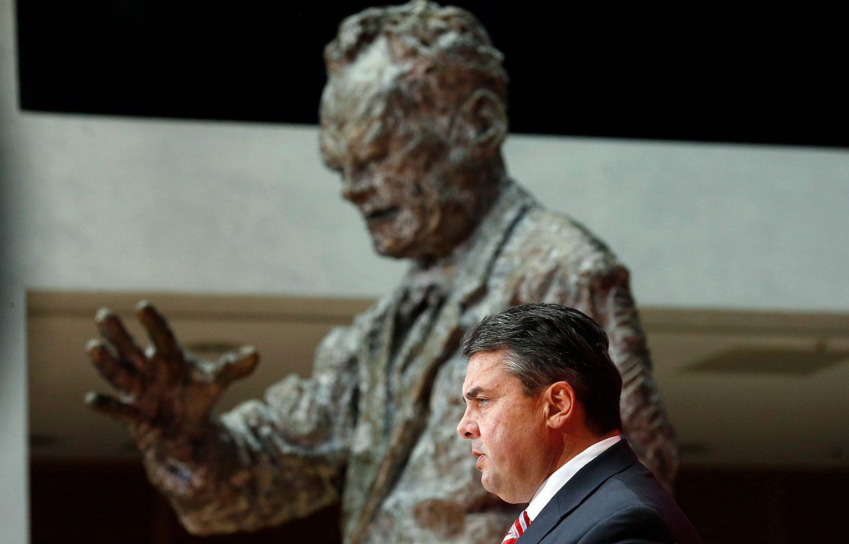 Sigmar Gabriel SPD-pártelnök a legendás előd, Willy Brandt szobra előtt
