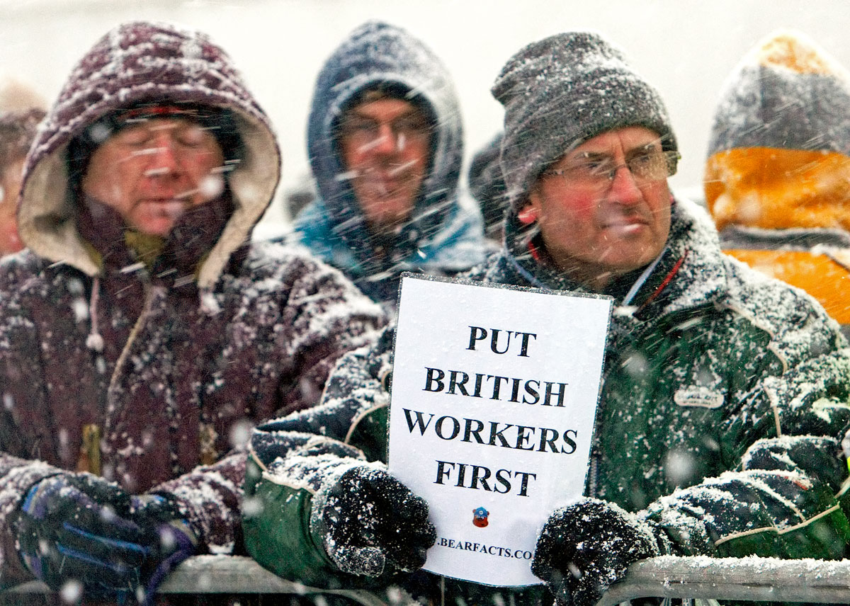„Részesítsék előnyben a brit dolgozókat” – olvasható az észak-angliai tüntetők tábláján