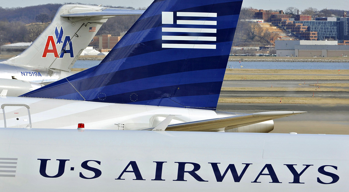 US Airways és American Airlines gépek parkolnak egymás közelében a virginiai Arlington repülőterén. Anyacégeik fúziója most már kész ténynek tekinthető