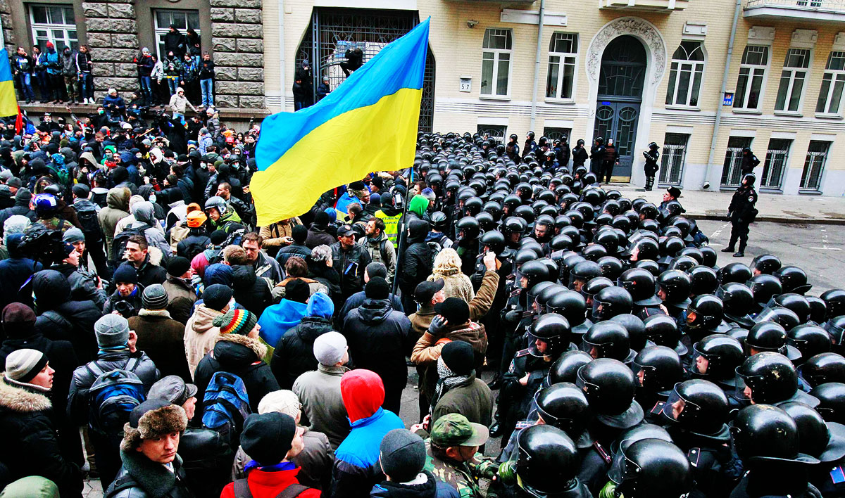 Belügyesek, illetve rohamrendőrök állják el a tüntetők útját a kijevi elnöki hivatal előtt