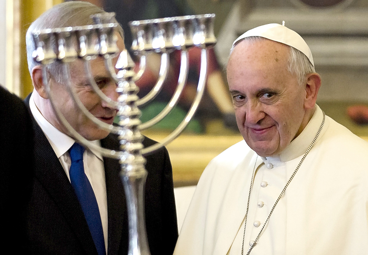 Netanjahu és a pápa az izraeli küldöttség egyik ajándékával, a menórával