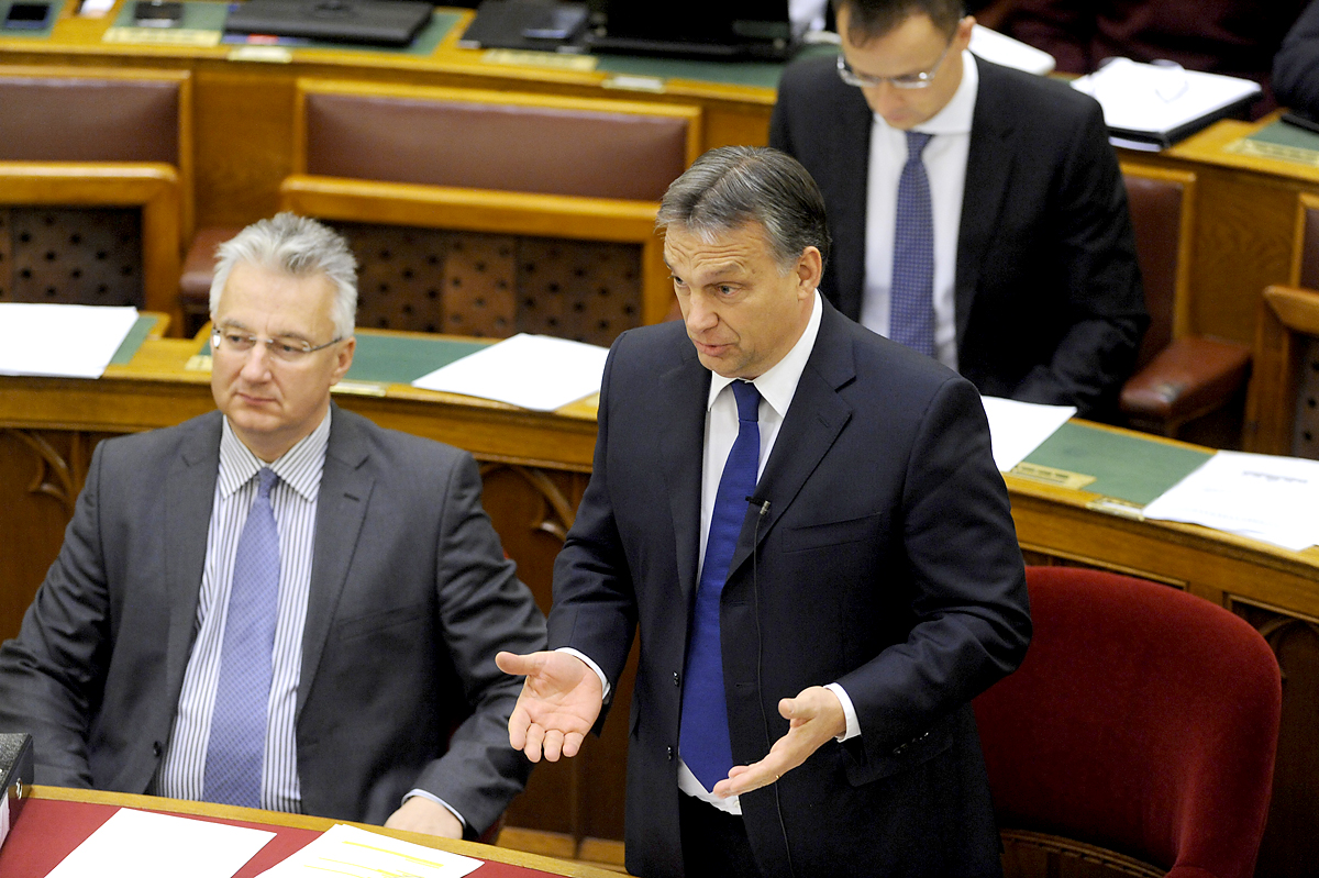 Orbán kénytelen volt válaszolni a kérdésekre