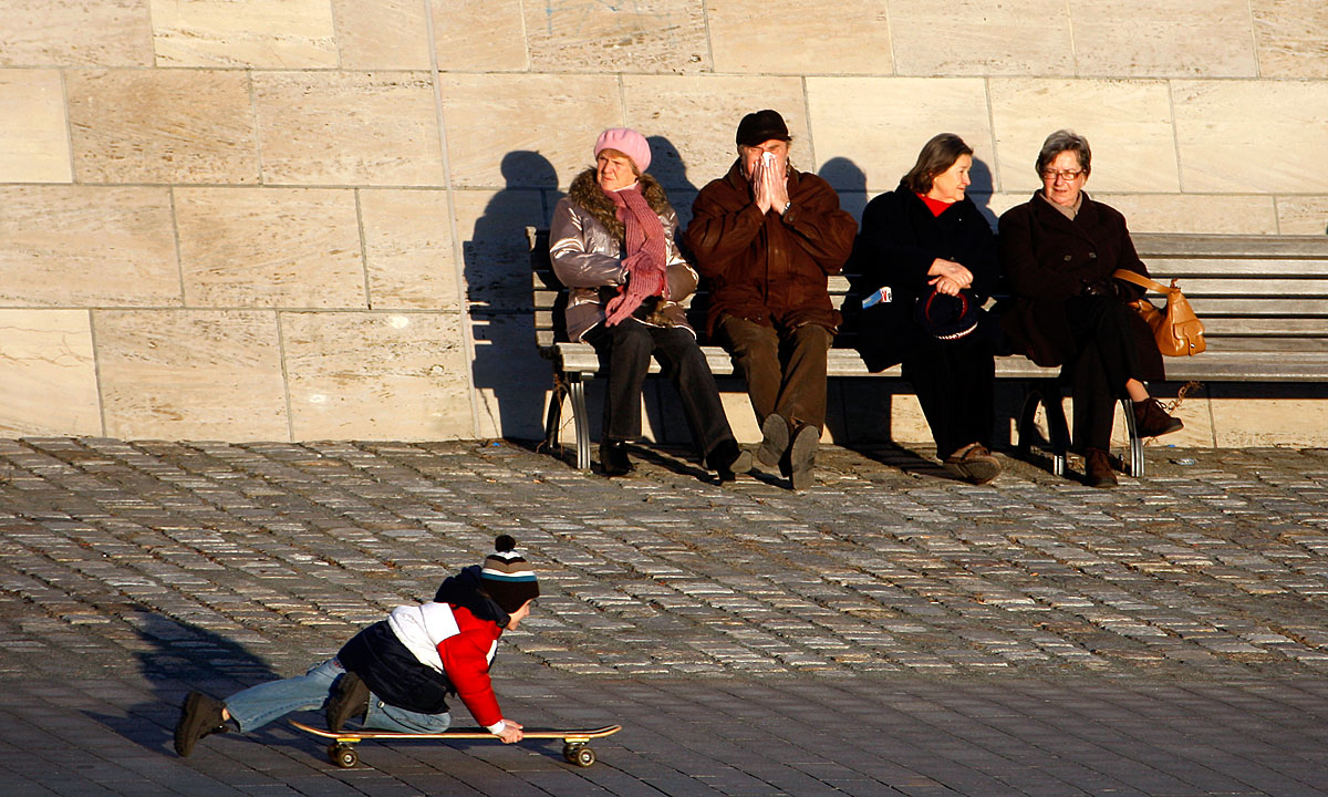 Berlini nyugdíjasok élvezik a napsütést, míg az ifjabb generáció előretőr