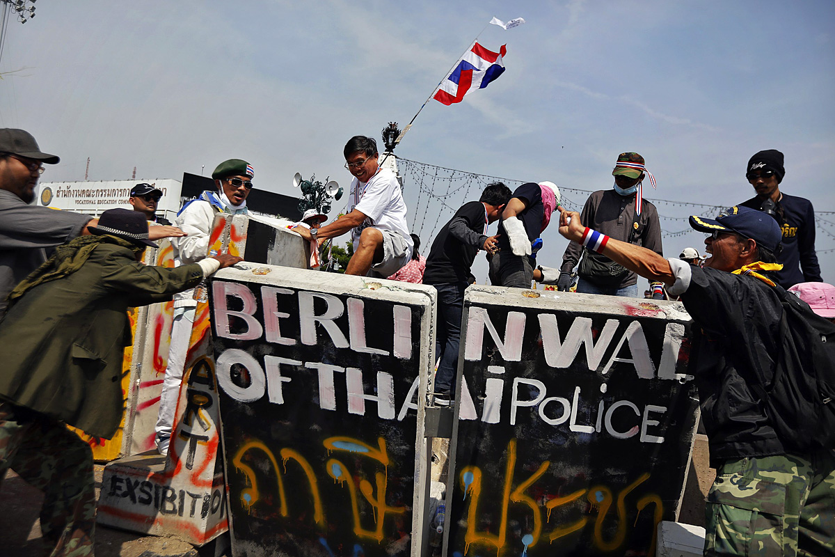 A kormányellenes tüntetők ledöntik a kormánypalota közelében felhúzott falakat