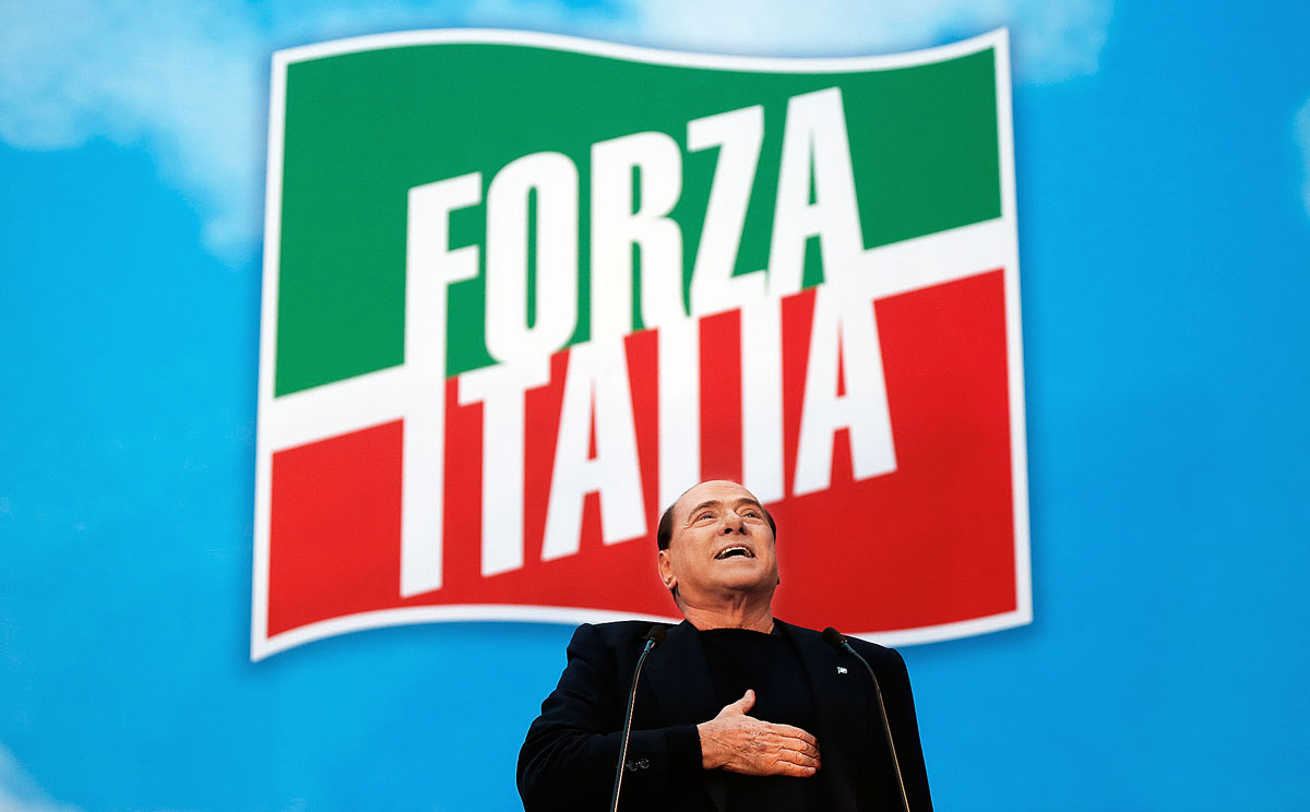 Silvio Berlusconi beszédet tart Rómában. Nem szokta feladni