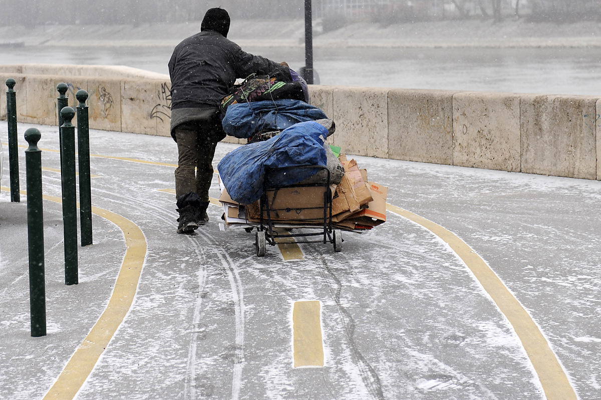 Hajléktalan keres fedett menedéket a havazás kezdetén
