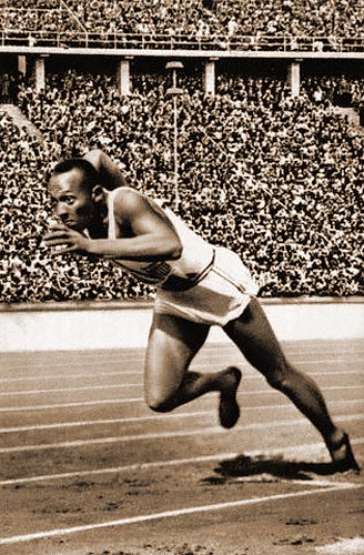 Jesse Owens 1936-ban Berlinben a 100 méteres síkfutás alatt. Világörökség ajándékba