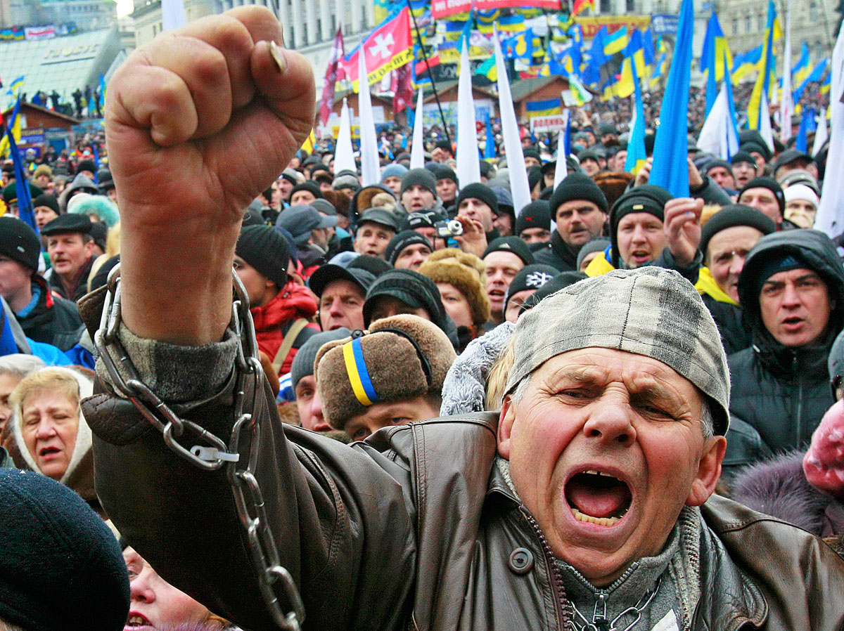 Kormányellenes jelszavakat skandál egy tüntető a tiltakozó megmozdulások fő helyszínén, a kijevi Függetlenség terén