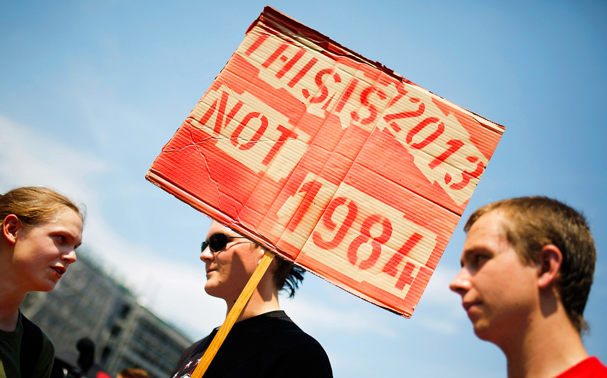 „Ez 2013, nem 1984” – irodalmi tiltakozás az NSA-módszerek ellen egy Edward Snowden melletti nyári tüntetésen