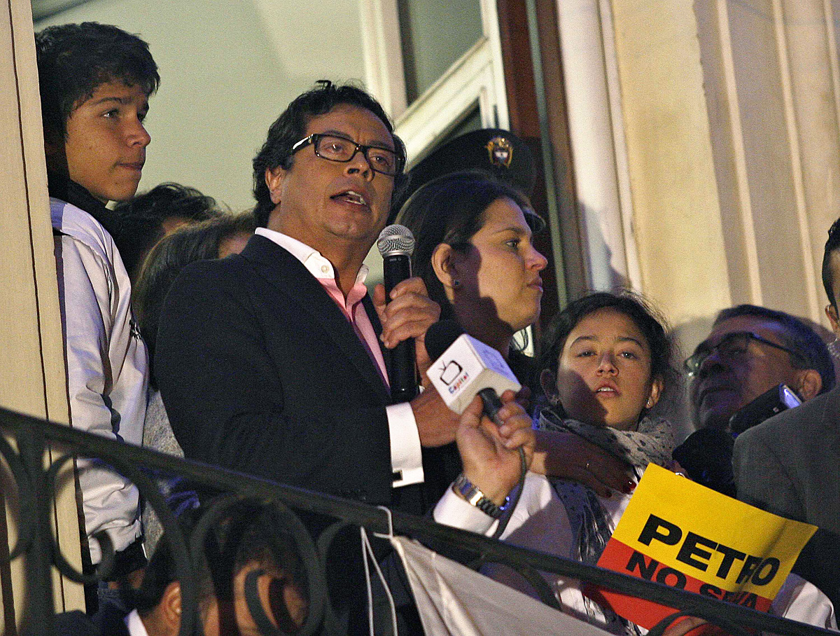 Gustavo Petro hétfőn kiállásra szólította fel a támogatót a „haladó” városvezetés elleni puccsal szemben