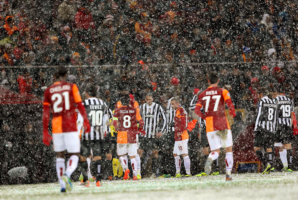 Azért a hó az úr: az öltözőbe vonulnak a játékosok a Galatasaray–Juventus meccsen